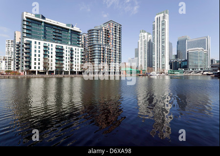 Vista del Millwall Inner Dock, rivolta verso Canary Wharf, sull'Isola di cani, Londra, Regno Unito. Foto Stock