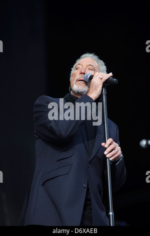 Foto mostra : Sir Tom Jones esibirsi sul palco principale. Venerdì 8 luglio 2011. Foto © drew farrell T nel Parco 2011 . Foto Stock