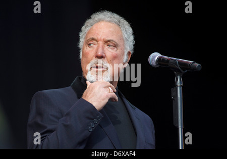 Foto mostra : Sir Tom Jones esibirsi sul palco principale. Venerdì 8 luglio 2011. Foto © drew farrell T nel Parco 2011 . Foto Stock