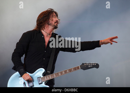 Dave Grohl dei Foo Fighters esibirsi sul palco principale come headline atto a T nel Parco Music Festival, Balado, Scozia. Foto Stock