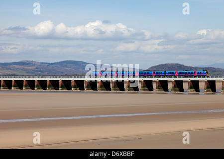 Trans Pennine Treno Express che attraversa il viadotto di Kent, Kent Estuary Arnside Cumbria Regno Unito Foto Stock