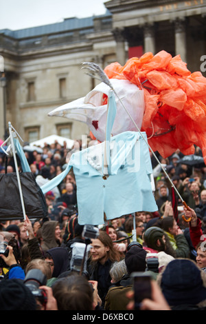 I manifestanti portano una effigie dell ex Primo Ministro Margaret Thatcher durante una festa per celebrare la sua morte Foto Stock