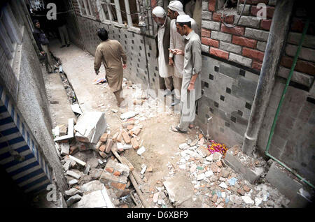 Di Karachi, Pakistan. Aprile 24, 2013. Le persone si radunano presso il sito dopo l esplosione di bomba a Sarki area di gate nella città di Peshawar Mercoledì, 24 aprile 2013. Una bomba esplosa vicino Sarki Gate nella Città di Peshawar due feriti, tra cui una donna. I feriti sono stati presi per la Signora Lettura in ospedale per il trattamento, e la polizia ha raccolto prove dal sito blast. Il blast secondo come riferito ha avuto luogo al di fuori di una casa.Asianet-Pakistan/Alamy Foto Stock