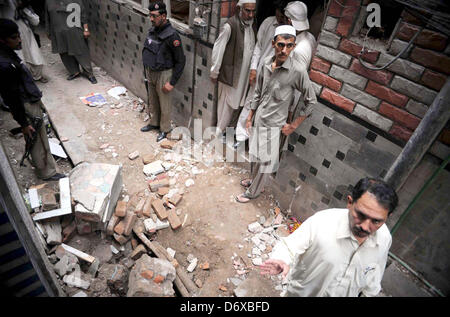 Di Karachi, Pakistan. Aprile 24, 2013. Le persone si radunano presso il sito dopo l esplosione di bomba a Sarki area di gate nella città di Peshawar Mercoledì, 24 aprile 2013. Una bomba esplosa vicino Sarki Gate nella Città di Peshawar due feriti, tra cui una donna. I feriti sono stati presi per la Signora Lettura in ospedale per il trattamento, e la polizia ha raccolto prove dal sito blast. Il blast secondo come riferito ha avuto luogo al di fuori di una casa.Asianet-Pakistan/Alamy Foto Stock