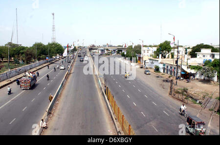 Di Karachi, Pakistan. Aprile 24, 2013. Una strada dà deserto appare durante strike chiamato dalla Muttahida Qaumi Movement (MQM) contro un attentato al partito camp ufficio, a Shahrah-e-Faisal a Karachi il Mercoledì, 24 aprile 2013. Muttahida Qaumi Movement (MQM) Mercoledì osservati giornata di lutto in Sindh oltre l'attacco sul suo ufficio elettorale nella zona tampone zona causando la morte di 4 persone e ferendo 30 altri.Asianet-Pakistan/Alamy Foto Stock