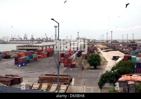 Di Karachi, Pakistan. Aprile 24, 2013. Porte locali di Trust dà deserto appare durante strike chiamato dalla Muttahida Qaumi Movement (MQM) contro un attentato al partito ufficio camp, a Karachi il Mercoledì, 24 aprile 2013. Muttahida Qaumi Movement (MQM) Mercoledì osservati giornata di lutto in Sindh oltre l'attacco sul suo ufficio elettorale nella zona tampone zona causando la morte di 4 persone e ferendo 30 altri.Asianet-Pakistan/Alamy Foto Stock