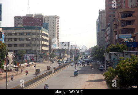 Di Karachi, Pakistan. Aprile 24, 2013. Una strada dà deserto appare durante strike chiamato dalla Muttahida Qaumi Movement (MQM) contro un attentato al partito camp ufficio, a M.A Jinnah Road a Karachi il Mercoledì, 24 aprile 2013. Muttahida Qaumi Movement (MQM) Mercoledì osservati giornata di lutto in Sindh oltre l'attacco sul suo ufficio elettorale nella zona tampone zona causando la morte di 4 persone e ferendo 30 altri.Asianet-Pakistan/Alamy Foto Stock