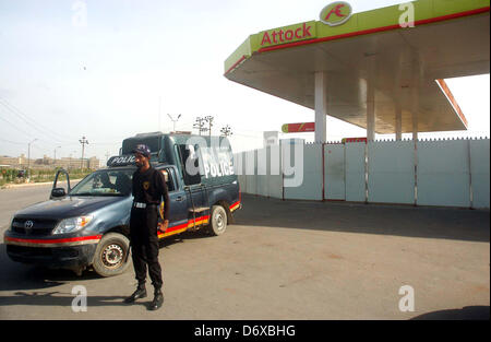 Di Karachi, Pakistan. Aprile 24, 2013. La protezione supporto ufficiale di allerta per evitare qualsiasi indesiderato incidente mentre la stazione di gas metano e la pompa benzina visto chiuso durante strike chiamato dalla Muttahida Qaumi Movement (MQM) contro un attentato al partito camp ufficio, a Korangi Crossing in Karachi Mercoledì, 24 aprile 2013. Muttahida Qaumi Movement (MQM) Mercoledì osservati giornata di lutto in Sindh oltre l'attacco sul suo ufficio elettorale nella zona tampone zona causando la morte di 4 persone e ferendo 30 altri.Asianet-Pakistan/Alamy Foto Stock