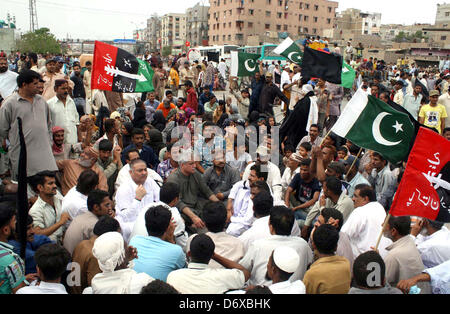 Di Karachi, Pakistan. Aprile 24, 2013. I residenti di Liyari chant slogan contro l uccisione di tre persone in un incontro nella zona Kalakot di Liyari dalle forze di polizia e personale dei Rangers, durante la manifestazione di protesta dopo la loro preghiera funebre a Maripur road a Karachi il Mercoledì, 24 aprile 2013. Un incontro nella zona Kalakot di Lyari martedì notte, forze di polizia e personale dei Rangers ucciso tre uomini sospettati di essere coinvolti in rapimenti di riscatto.Asianet-Pakistan/Alamy Foto Stock