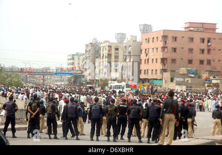 Di Karachi, Pakistan. Aprile 24, 2013. I residenti di Liyari chant slogan contro l uccisione di tre persone in un incontro nella zona Kalakot di Liyari dalle forze di polizia e personale dei Rangers, durante la manifestazione di protesta dopo la loro preghiera funebre a Maripur road a Karachi il Mercoledì, 24 aprile 2013. Un incontro nella zona Kalakot di Lyari martedì notte, forze di polizia e personale dei Rangers ucciso tre uomini sospettati di essere coinvolti in rapimenti di riscatto.Asianet-Pakistan/Alamy Foto Stock