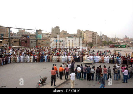 Di Karachi, Pakistan. Aprile 24, 2013. I residenti di Lyari offrono la preghiera funebre di tre persone che hanno perso il loro vivere in un incontro nella zona Kalakot di Lyari dalla polizia e i Rangers personale a Maripur road a Karachi il Mercoledì, 24 aprile 2013. Un incontro nella zona Kalakot di Lyari martedì notte, forze di polizia e personale dei Rangers ucciso tre uomini sospettati di essere coinvolti in rapimenti di riscatto.Asianet-Pakistan/Alamy Foto Stock