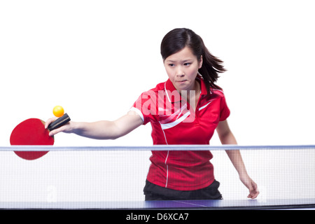 Atleta femminile giocando a ping-pong Foto Stock