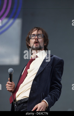 Jarvis Cocker di polpa di eseguire sul palco principale, tenendo una copia dell'ultima edizione delle Notizie del mondo. T nel Parco Foto Stock