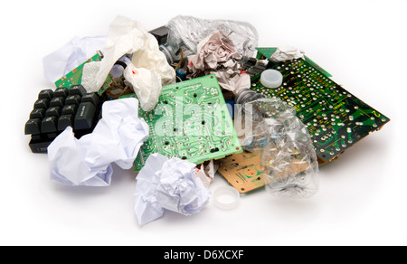 Concetto di foto digitali che mostra le parti del computer gettati nella spazzatura pila Foto Stock
