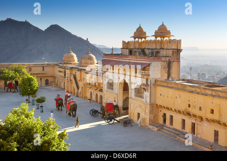 Amber Fort - paesaggio con gli elefanti sul Jaleb Chowk cortile e il cancello principale del Forte Amber, Jaipur, Rajasthan, India