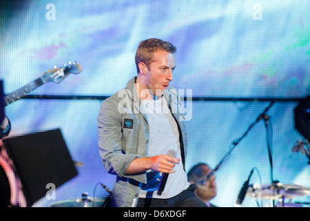 Chris Martin Coldplay esibirsi sul palco principale. Sabato 9 Luglio T nel Parco 2011, a Balado, vicino a Kinross, Scozia, Foto Stock