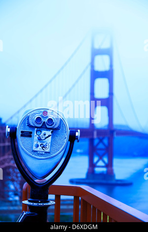 Binocolo pubblica e il Golden Gate Bridge nella nebbia, San Francisco, California USA Foto Stock