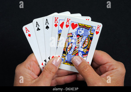 Donna che detiene carte da gioco, Full House, Inghilterra, Regno Unito, Europa occidentale. Foto Stock