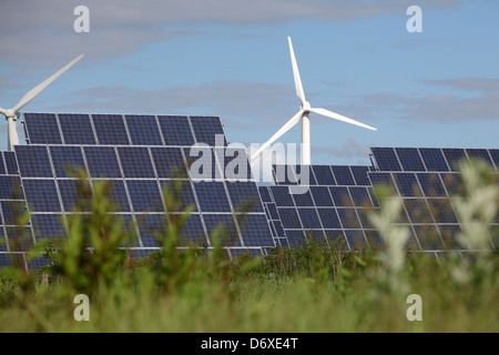 Nordhackstedt, Germania, fattoria solare costituito da sistemi di tracciamento Foto Stock