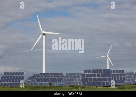 Nordhackstedt, Germania, fattoria solare costituito da sistemi di tracciamento Foto Stock