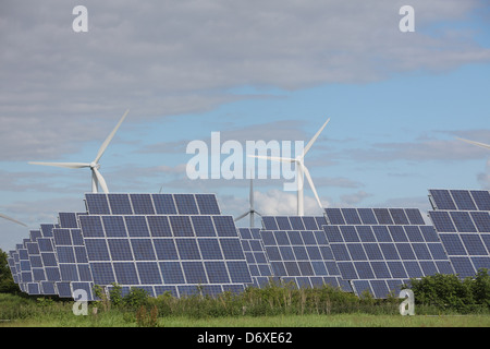 Nordhackstedt, Germania, fattoria solare costituito da sistemi di tracciamento Foto Stock