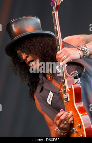 Slash esibirsi sul palco principale. Sabato 9 luglio 2011. Foto © drew farrell T nel parco, Balado, KInross Foto Stock