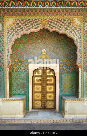 Arte decorativa con ingresso porta, Chandra Mahal, Jaipur City Palace Jaipur, Rajasthan, India Foto Stock