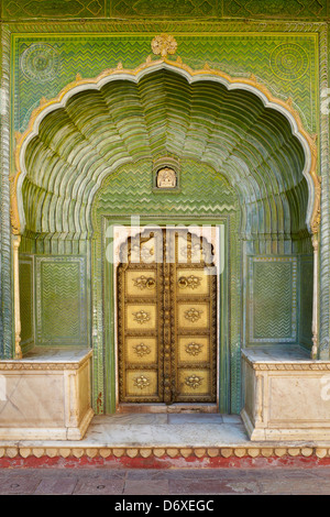 Arte decorativa ingresso con porta, Chandra Mahal, Jaipur City Palace Jaipur, Rajasthan, India Foto Stock