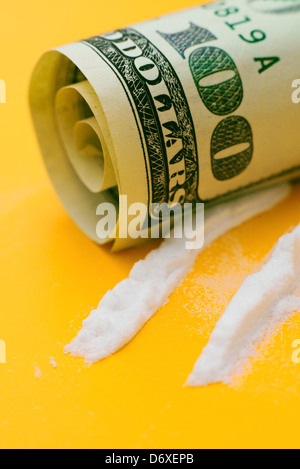 Linee di droghe illegali e Hundred Dollar banconota Foto Stock