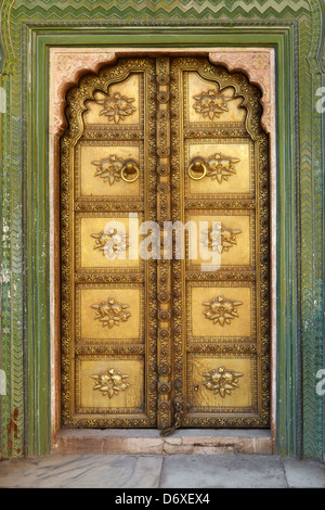 Arte decorativa porta, Chandra Mahal, Jaipur City Palace Jaipur, Rajasthan, India Foto Stock