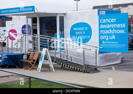 La consapevolezza del cancro roadshow nel centro commerciale parco auto in Hartlepool, England, Regno Unito