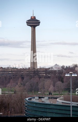 Cascate del Niagara di primavera, sul confine tra USA e Canada. Mostra la Skylon torre di guardia sul lato Canadese. Foto Stock