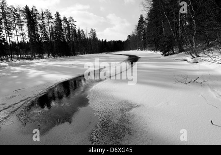 Aprire acqua sul fiume congelato , Finlandia Foto Stock