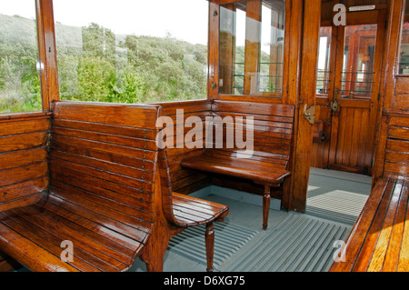 Vecchio treno in legno interno con vista attraverso le finestre Foto Stock