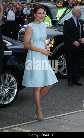 La DUCHESSA DI CAMBRIDGE BRITISH ROYAL MEMBRO DELLA FAMIGLIA 24 aprile 2013 National Portrait Gallery di Londra Inghilterra REGNO UNITO Foto Stock