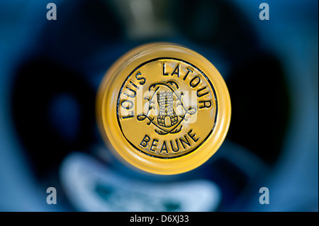 Louis Latour fine bianco Borgogna Chardonnay bottiglia di vino foglio capsula top in cabinet per vino a temperatura controllata Foto Stock