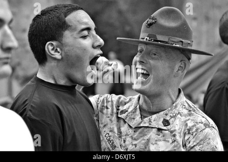 US Marine Corps trapanare gli istruttori urla a reclutare Marino durante un mini boot camp Aprile 9, 2011 in Annapolis, MD. Foto Stock