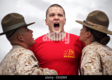 US Marine Corps trapanare gli istruttori urla a reclutare Marino durante un mini boot camp 4 maggio 2012 presso il Camp Riley, MN. Foto Stock