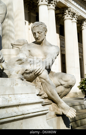 Dettaglio della scultura classica 'mining' da Albert Hodge ha 1912 Università di Cardiff edificio cathays park Cardiff Galles Wales Foto Stock