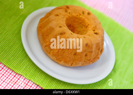 Kouglof (kugelhopf) torta pane sulla piastra bianca. Traditianal pasticceria tedesca. Foto Stock