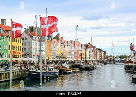 Vista di Nyhavn a Copenaghen, Danimarca, Europa immagine presa dal suolo pubblico Foto Stock