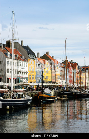 Vista di Nyhavn a Copenaghen, Danimarca, Europa immagine presa dal suolo pubblico Foto Stock