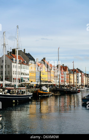 Vista di Nyhavn a Copenaghen, Danimarca, Europa immagine presa dal suolo pubblico Foto Stock