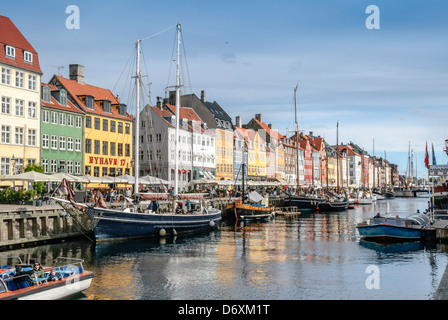 Vista di Nyhavn a Copenaghen, Danimarca, Europa immagine presa dal suolo pubblico Foto Stock