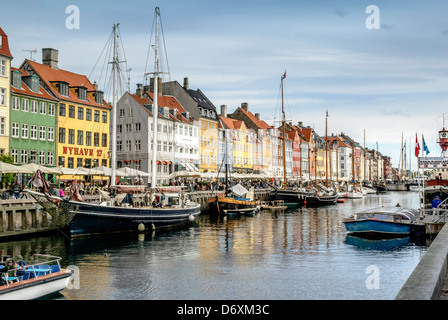 Vista di Nyhavn a Copenaghen, Danimarca, Europa immagine presa dal suolo pubblico Foto Stock