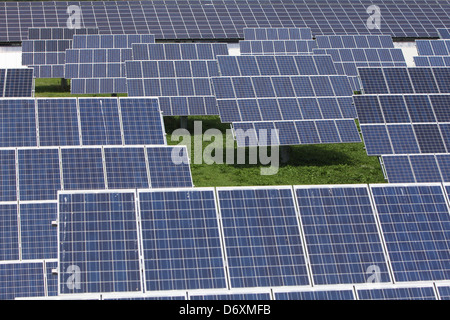 Nordhackstedt, Germania, fattoria solare costituito da sistemi di tracciamento Foto Stock