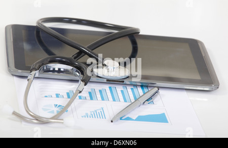 Tavoletta digitale con uno stetoscopio e documenti Foto Stock