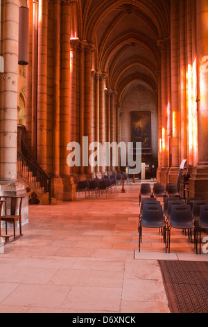 Guardando verso il basso un corridoio nella cattedrale di Lione. Foto Stock