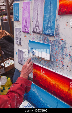 Un pittore crea un'altra opera d'arte a Place du Tertre, Montmartre, Parigi. Foto Stock