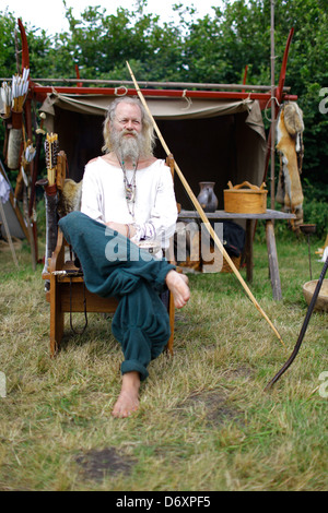 Busdorf, Germania, uomo in un Viking vestiti in occasione del corso Rahseglertreffens Hedeby Foto Stock